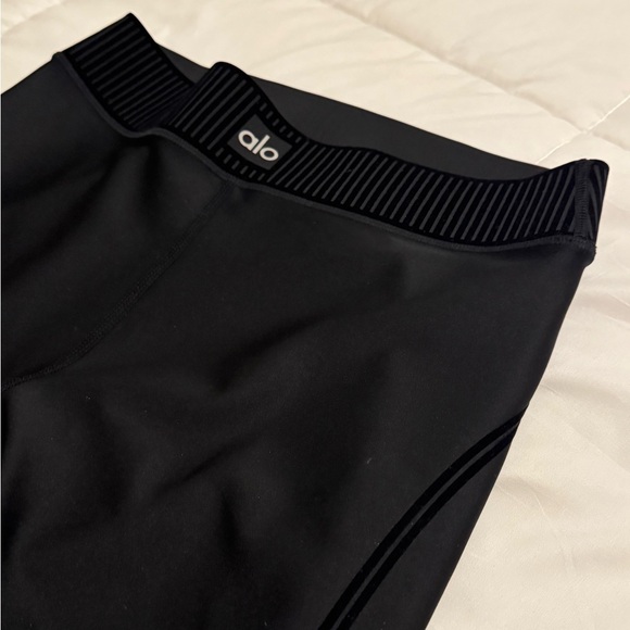 Alo Yoga Black High-Waist Leggings, M, Great Condition! - Picture 7 of 11